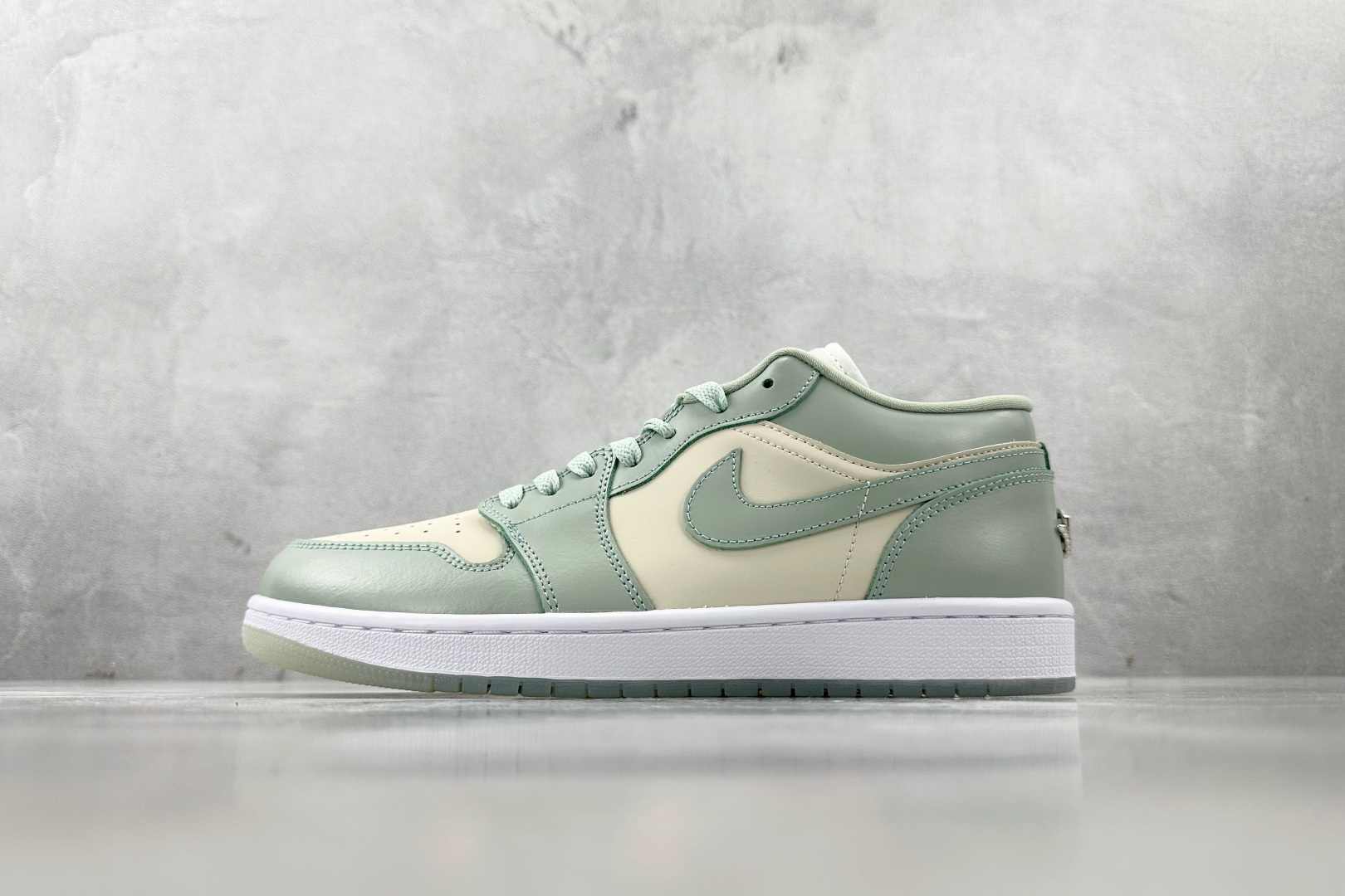 XC 
Jordan Air Jordan 1 Low SE“Seafoam”绿色

货号：HF4078