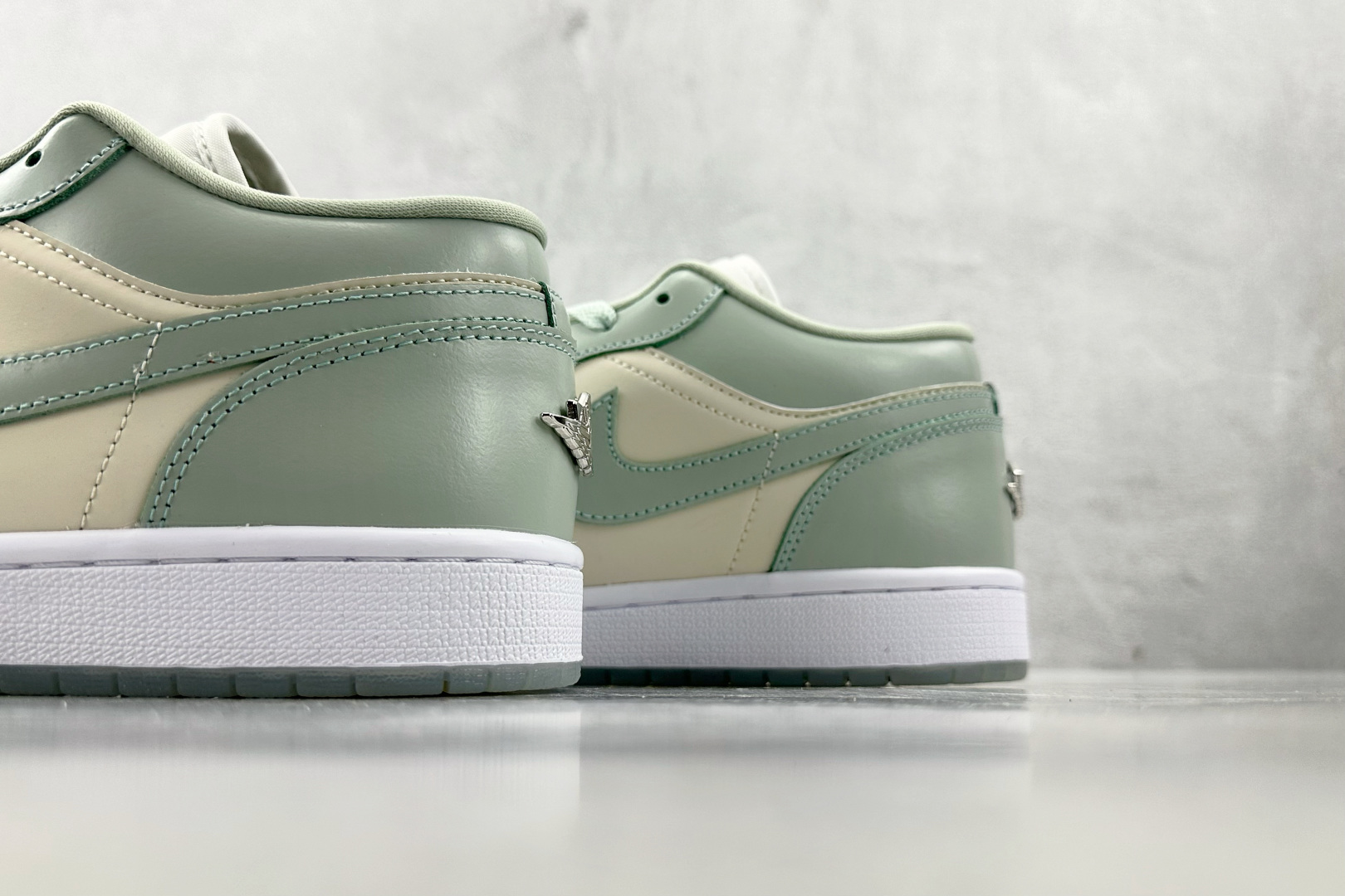 XC 
Jordan Air Jordan 1 Low SE“Seafoam”绿色

货号：HF4078
