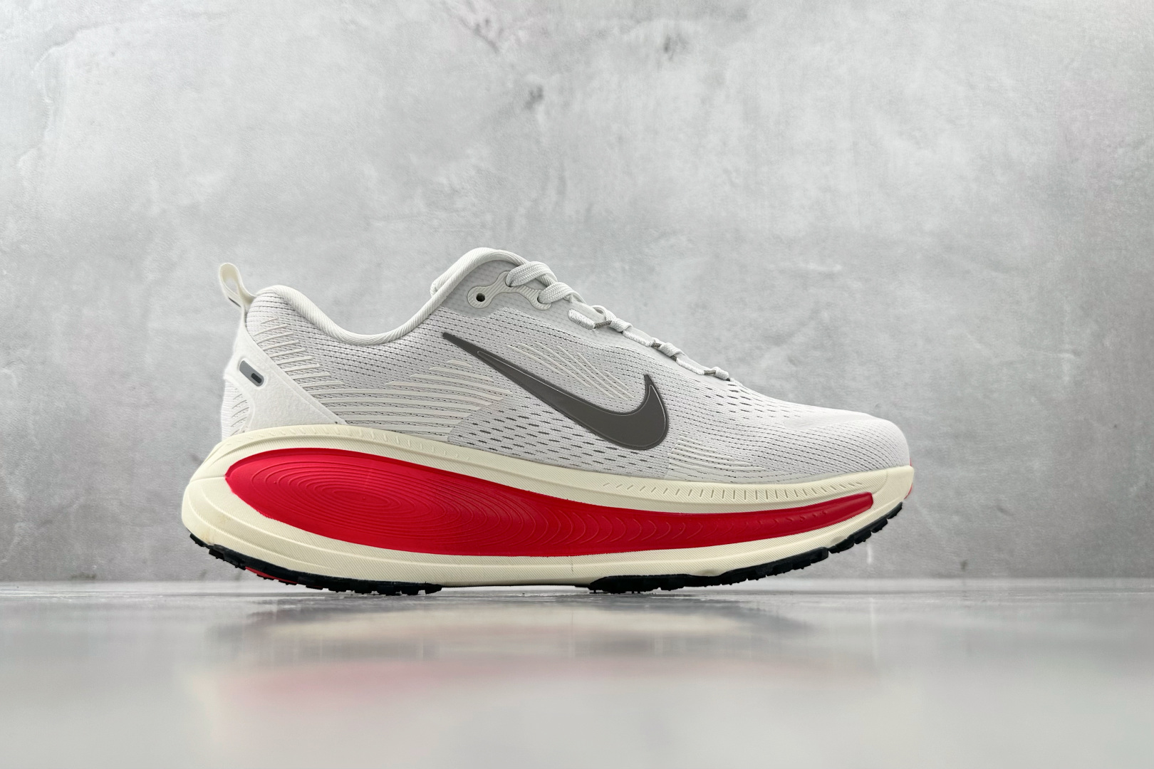 GT 
全套数据私模 Nike Vomero 18 白红

货号：HM6803-001
尺码：36 36