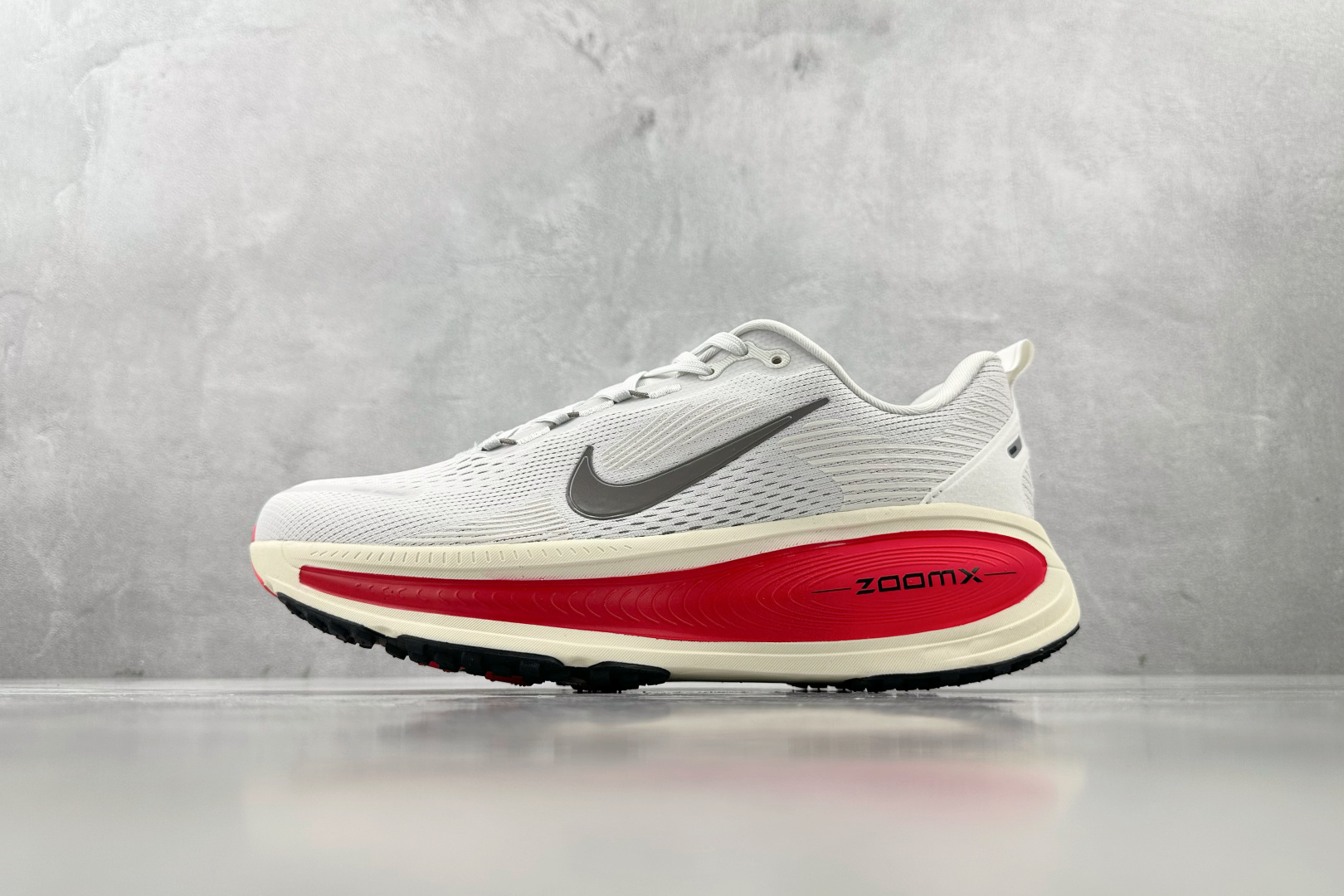 GT 
全套数据私模 Nike Vomero 18 白红

货号：HM6803-001
尺码：36 36