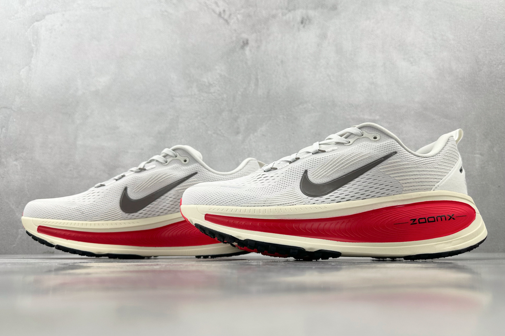 GT 
全套数据私模 Nike Vomero 18 白红

货号：HM6803-001
尺码：36 36