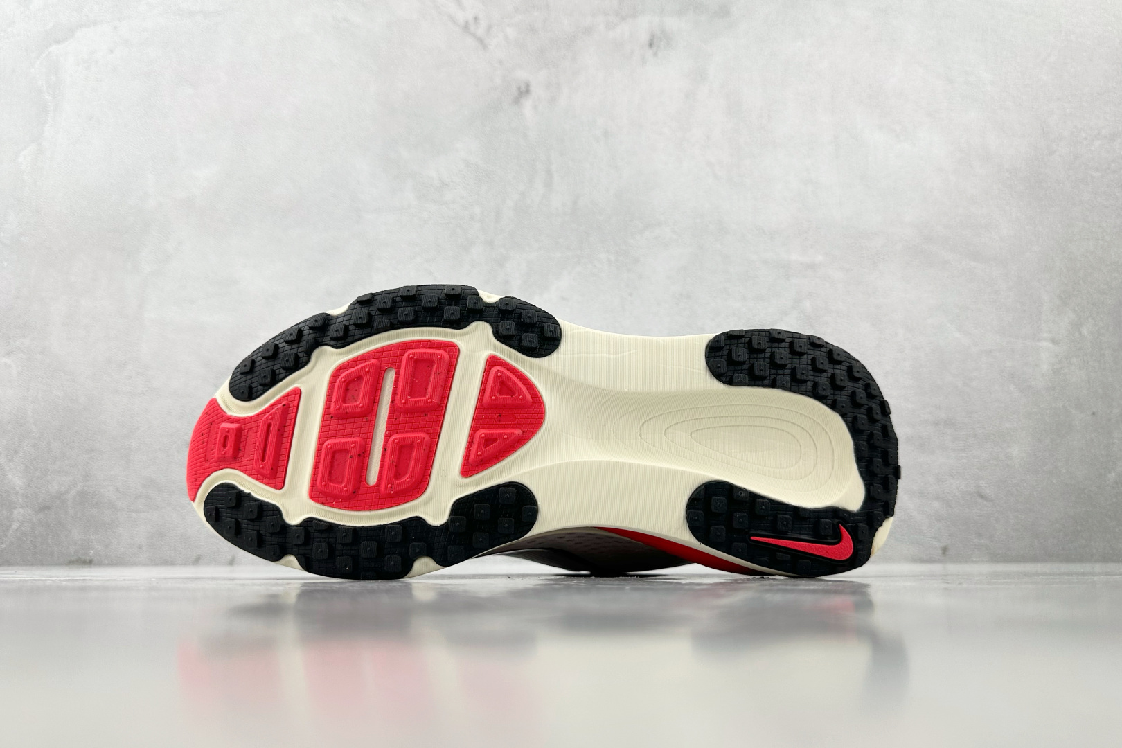 GT 
全套数据私模 Nike Vomero 18 白红

货号：HM6803-001
尺码：36 36
