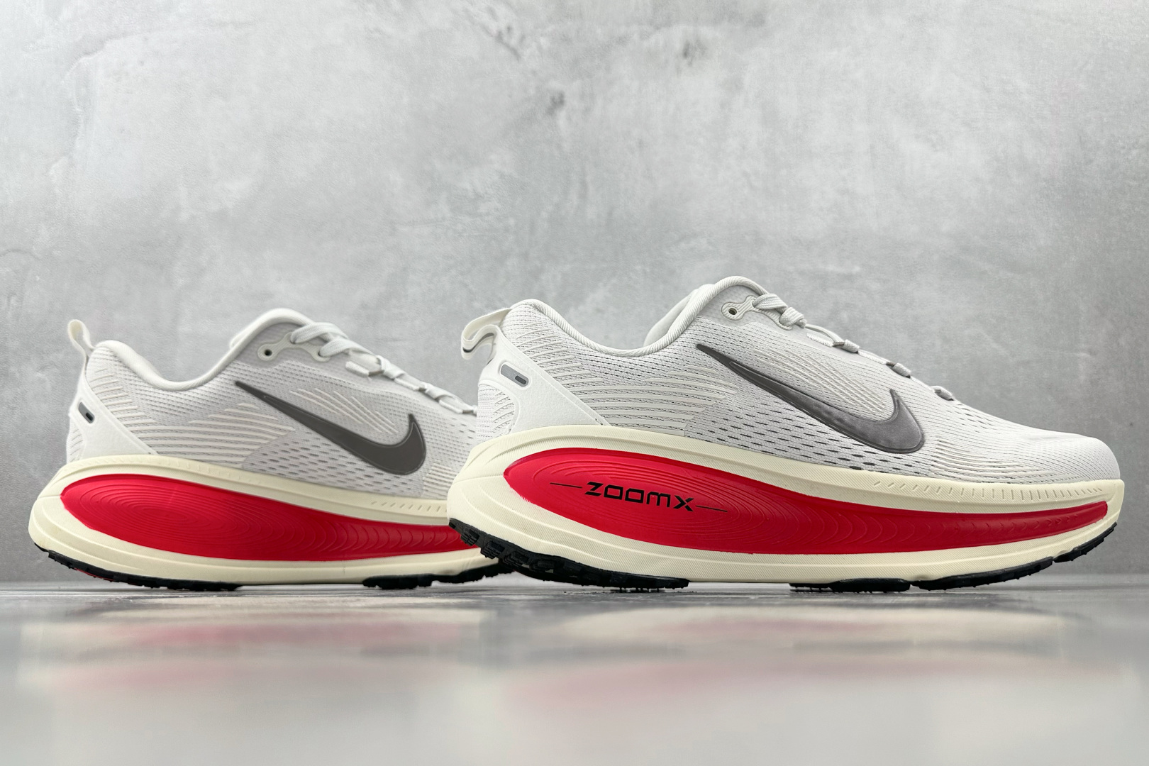 GT 
全套数据私模 Nike Vomero 18 白红

货号：HM6803-001
尺码：36 36