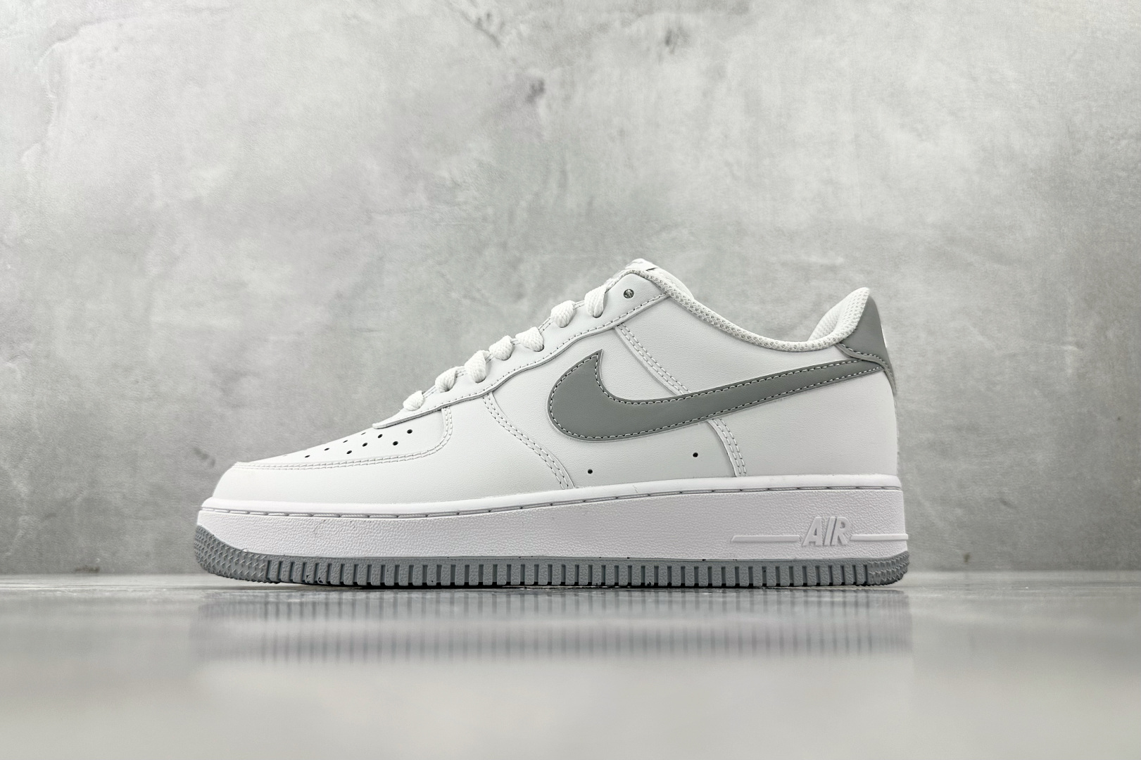 5A 
口碑之作  Nike Air Force 1 Low 白灰

货号：FJ4146-100
尺码：