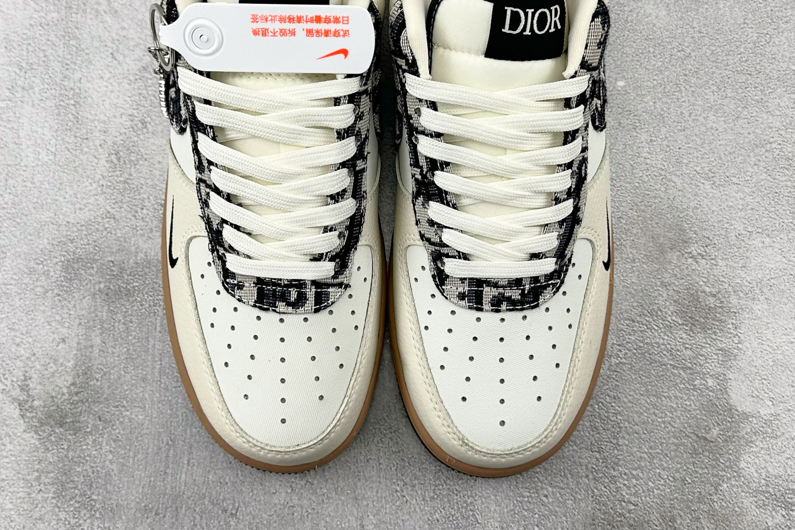 XC 
Nike Air Force 1'07  DIOR 联名 米白黑

货号：KK1988 048
