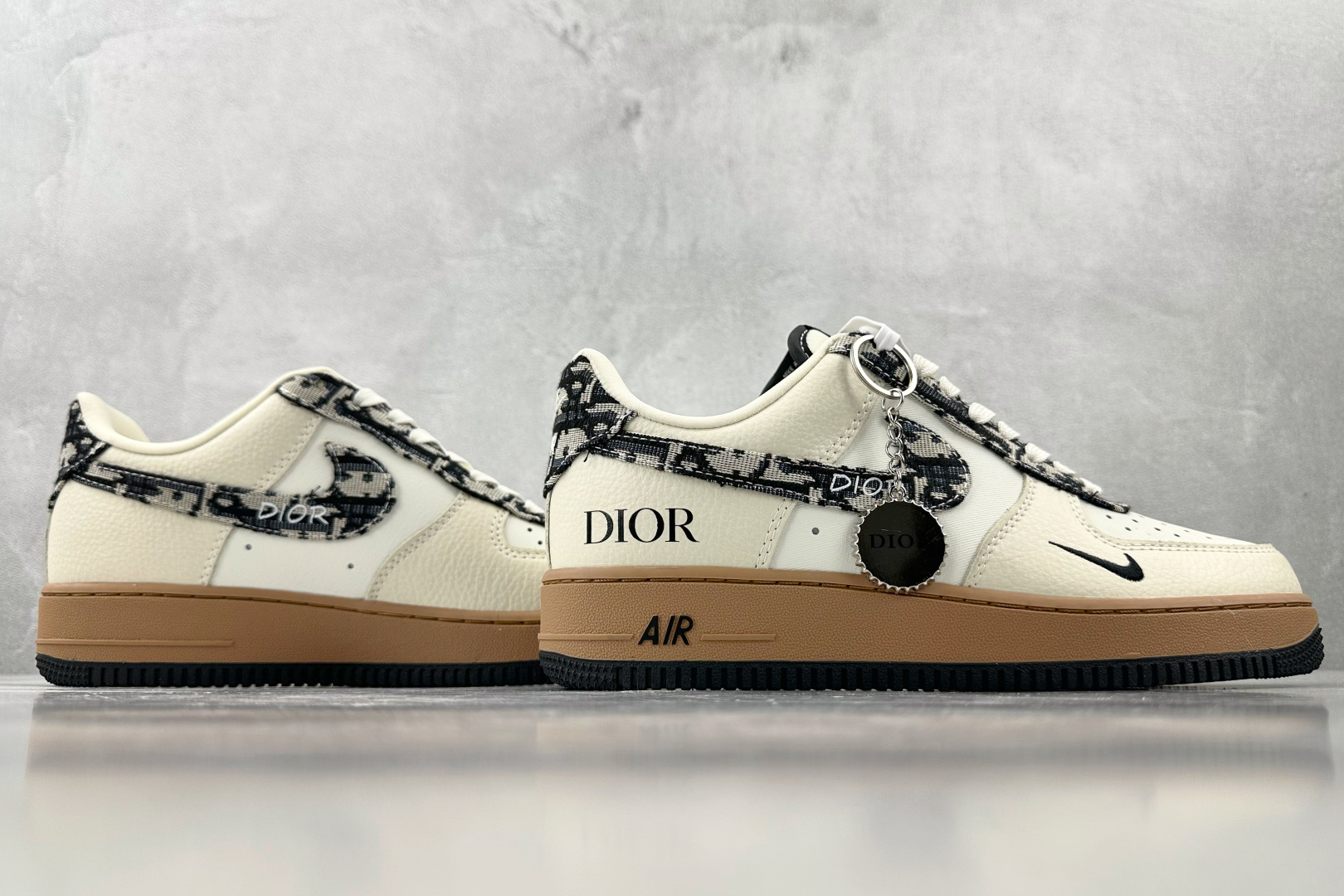 XC 
Nike Air Force 1'07  DIOR 联名 米白黑

货号：KK1988 048
