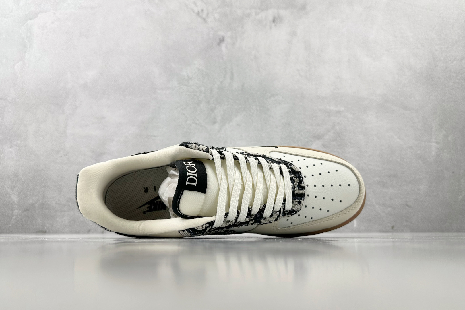 XC 
Nike Air Force 1'07  DIOR 联名 米白黑

货号：KK1988 048
