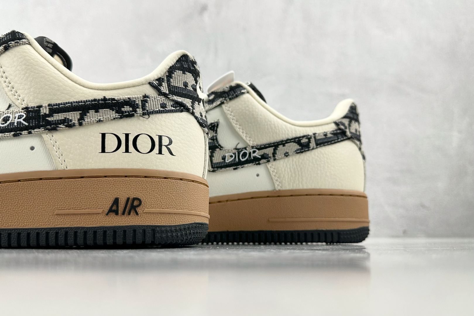 XC 
Nike Air Force 1'07  DIOR 联名 米白黑

货号：KK1988 048
