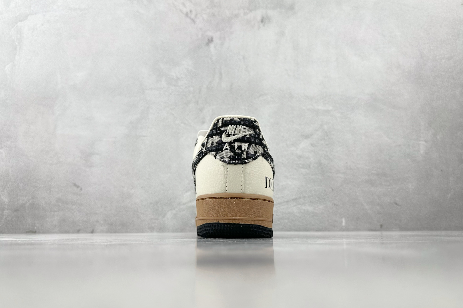 XC 
Nike Air Force 1'07  DIOR 联名 米白黑

货号：KK1988 048
