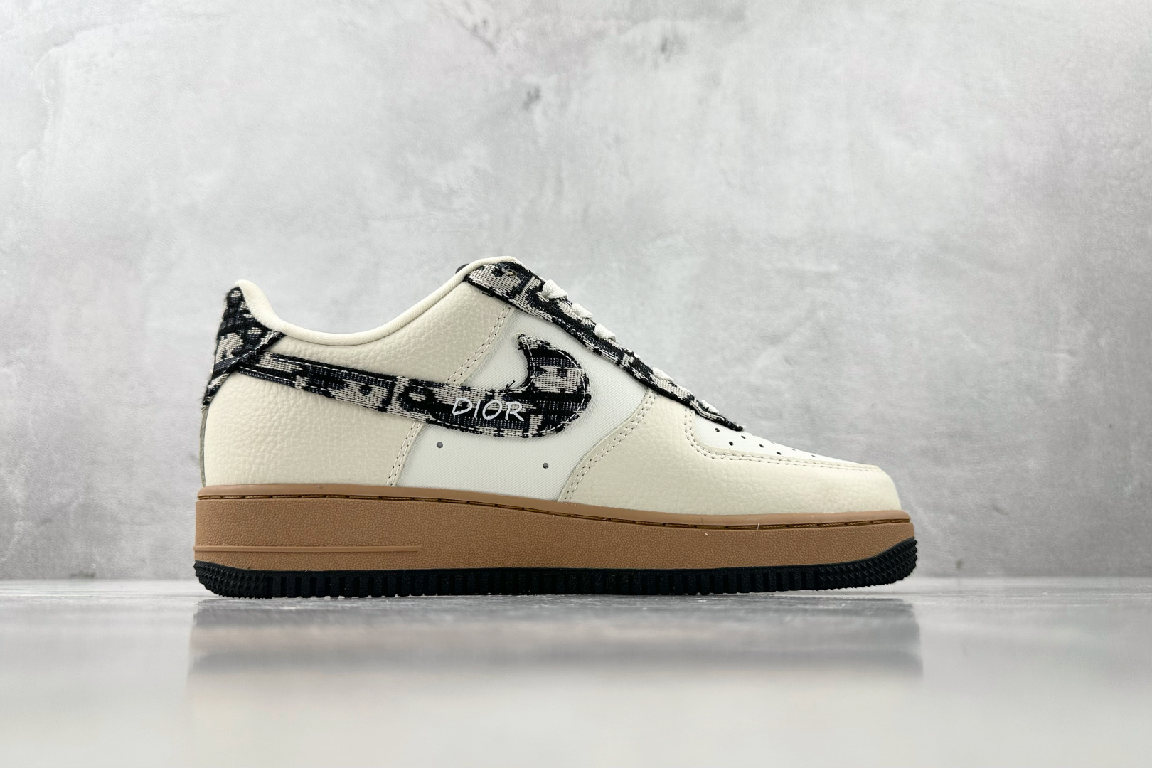 XC 
Nike Air Force 1'07  DIOR 联名 米白黑

货号：KK1988 048
