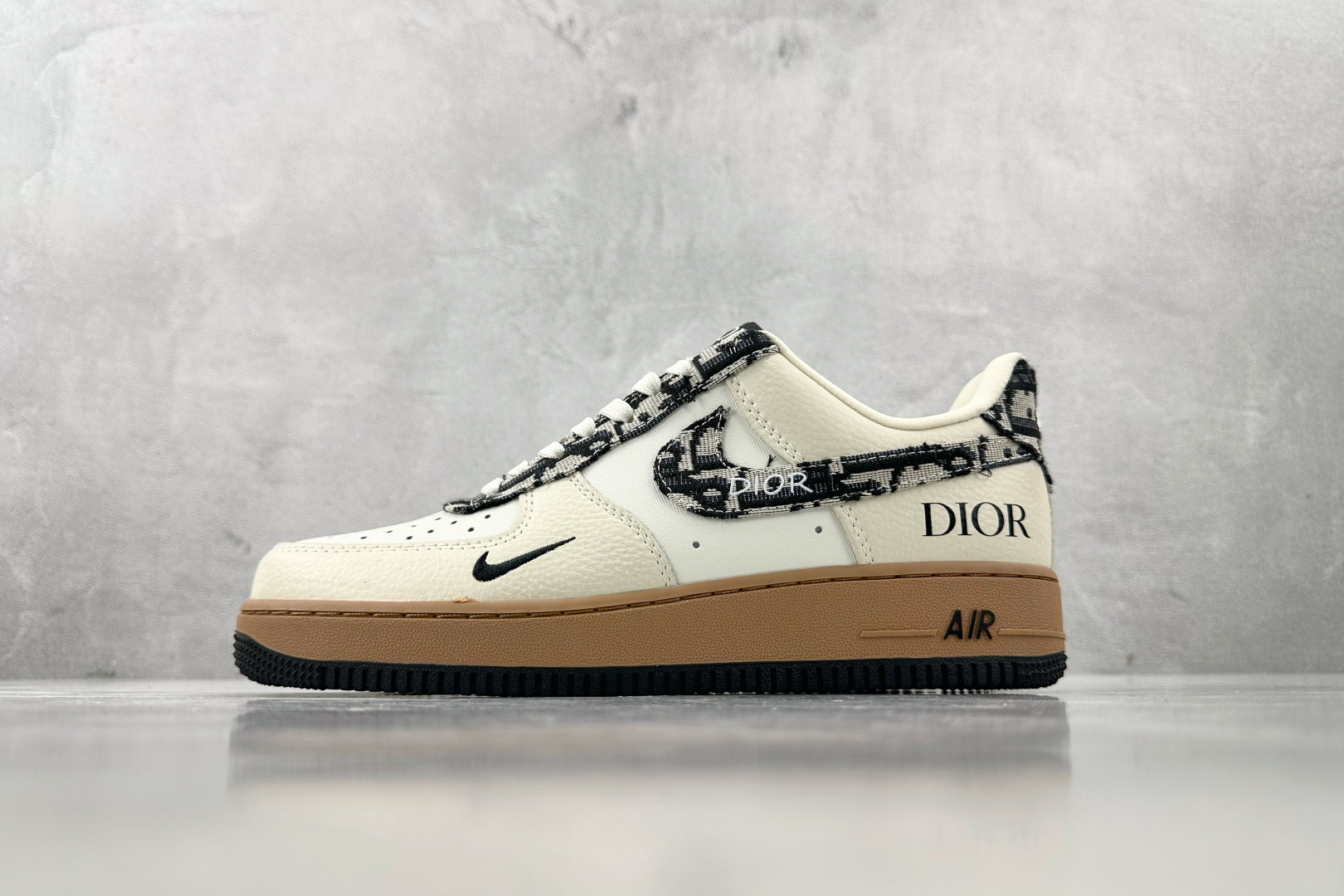 XC 
Nike Air Force 1'07  DIOR 联名 米白黑

货号：KK1988 048
