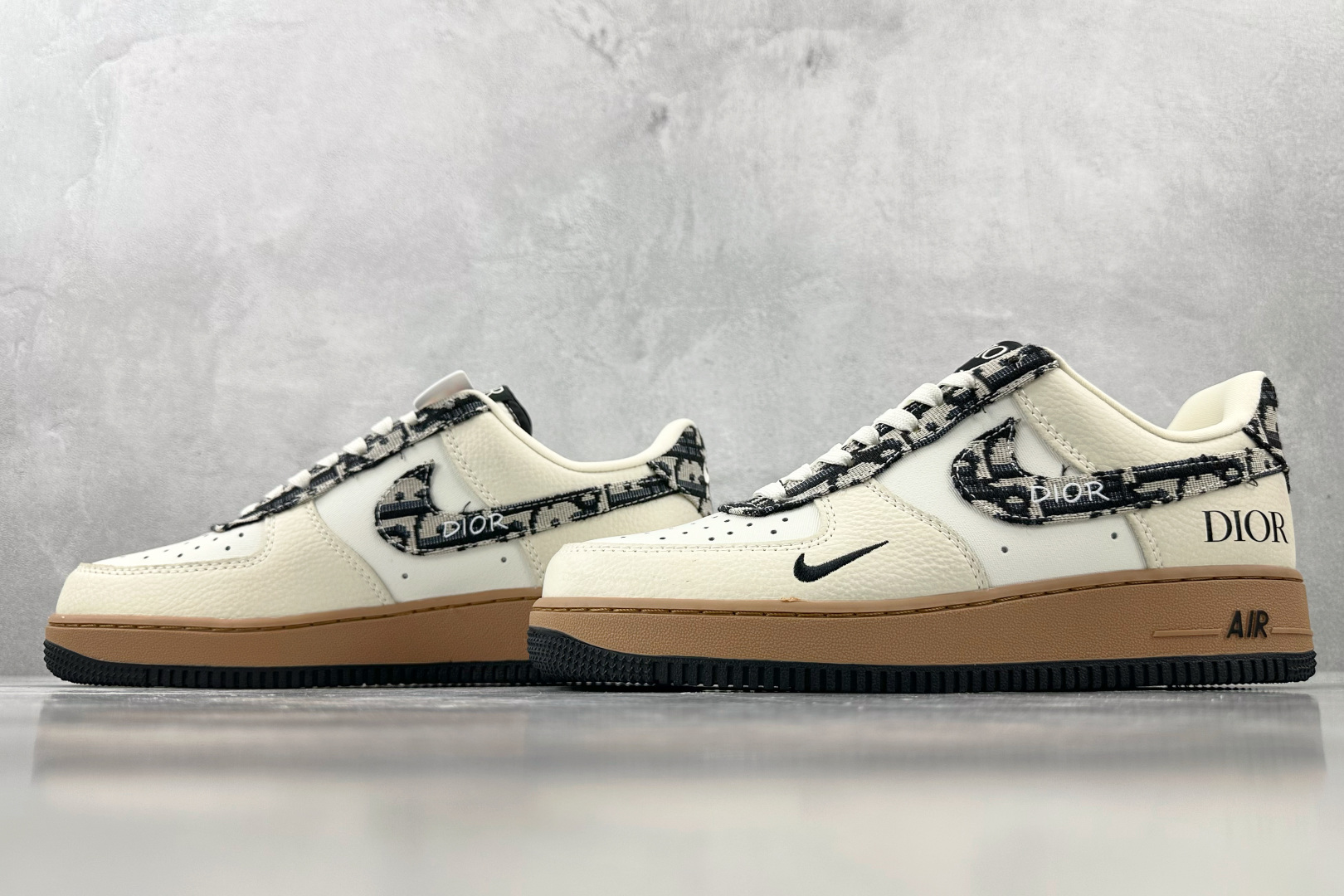 XC 
Nike Air Force 1'07  DIOR 联名 米白黑

货号：KK1988 048
