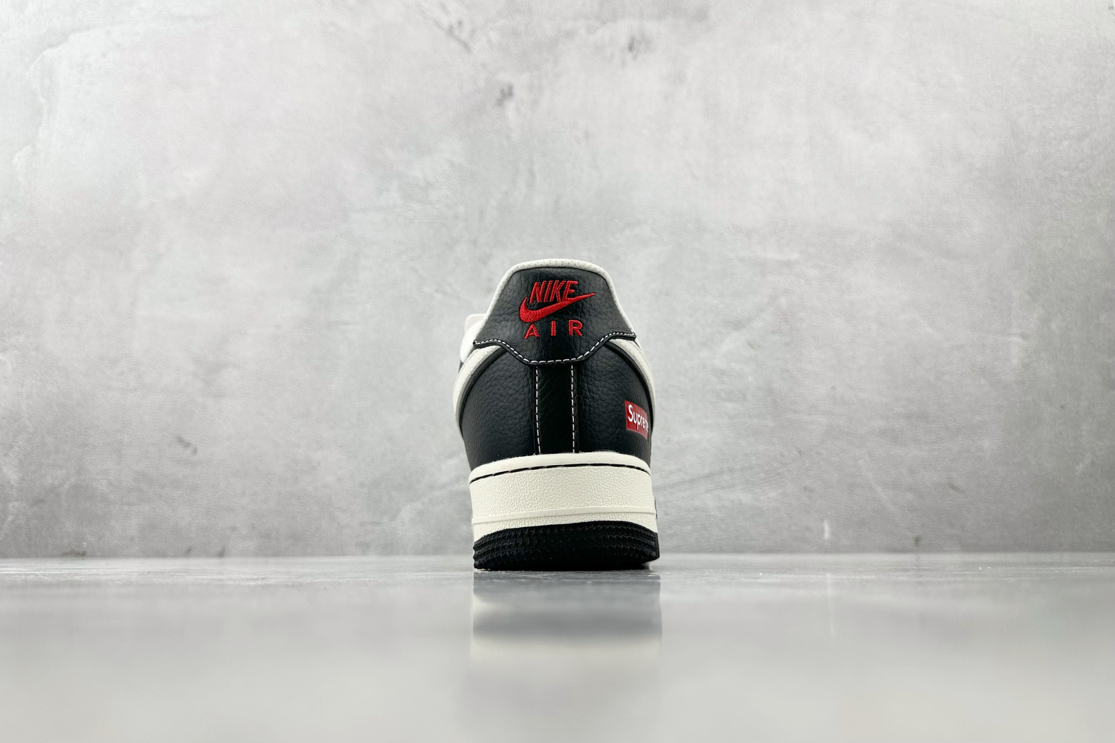 XC 
Nike Air Force 1'07  Supreme 联名 黑白

货号：CS5288 00