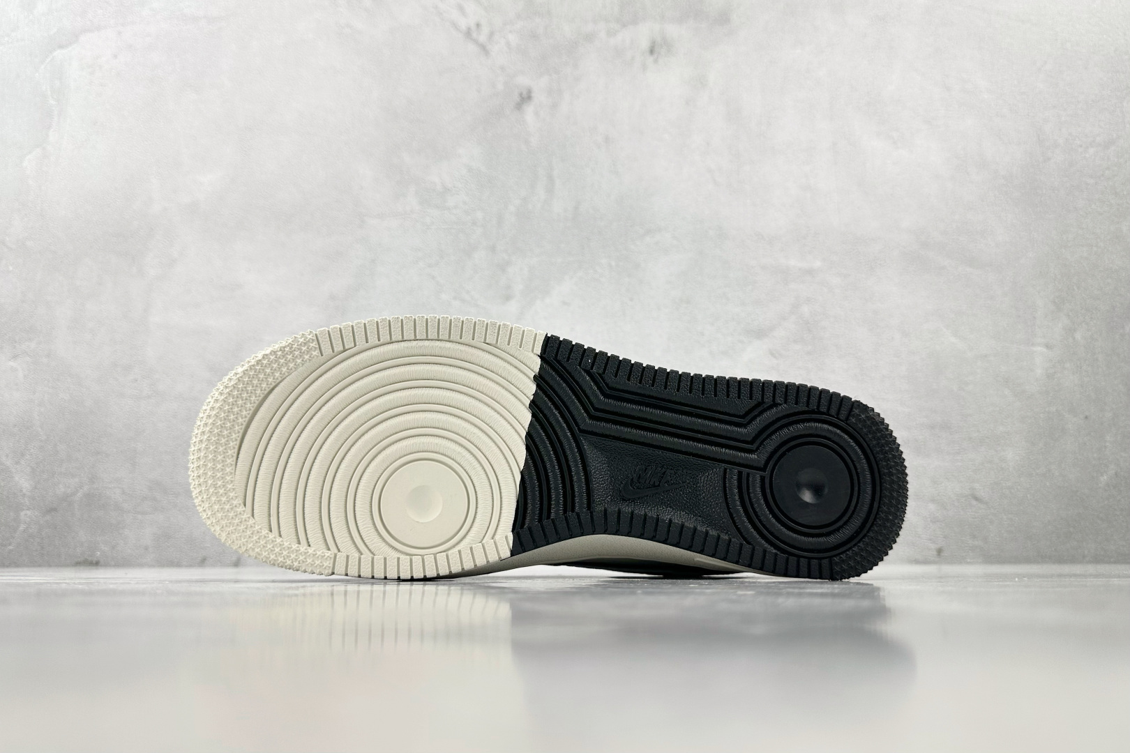XC 
Nike Air Force 1'07  Supreme 联名 黑白

货号：CS5288 00