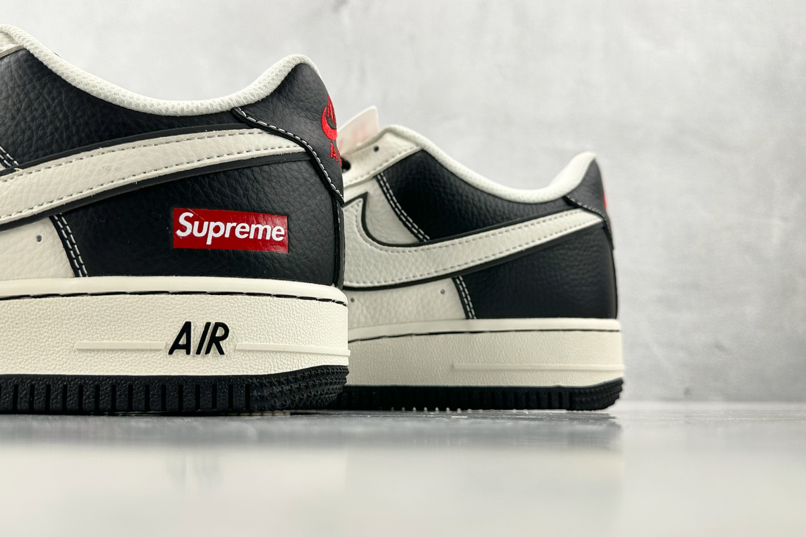 XC 
Nike Air Force 1'07  Supreme 联名 黑白

货号：CS5288 00