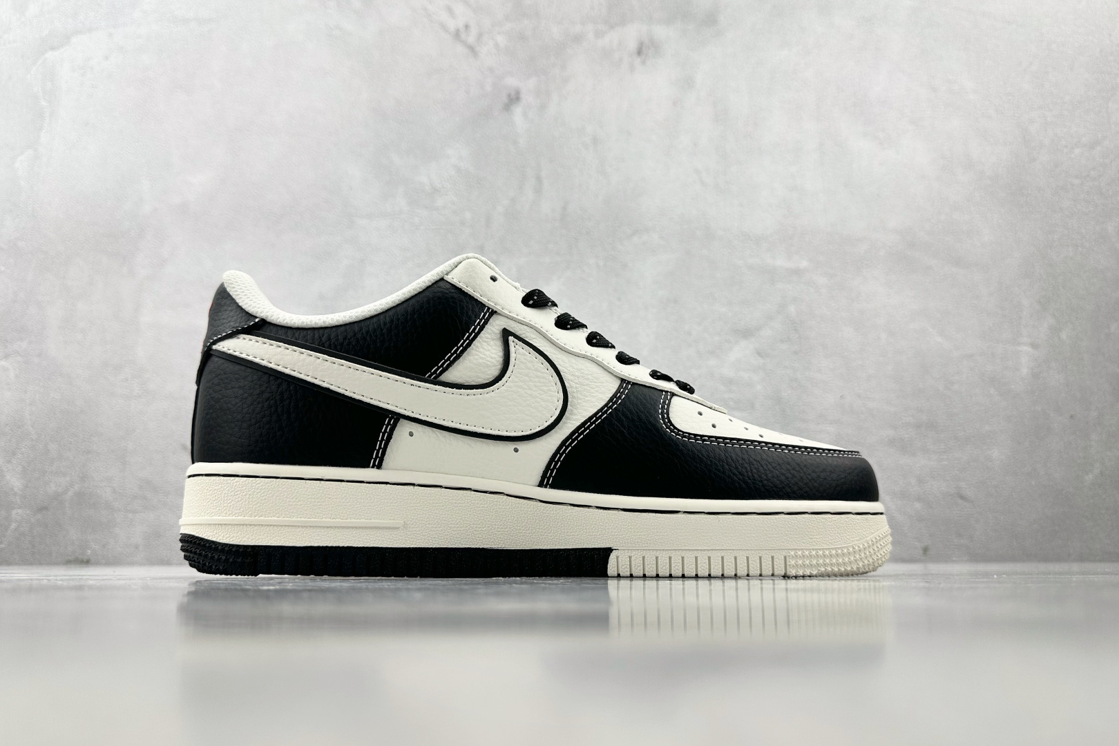 XC 
Nike Air Force 1'07  Supreme 联名 黑白

货号：CS5288 00