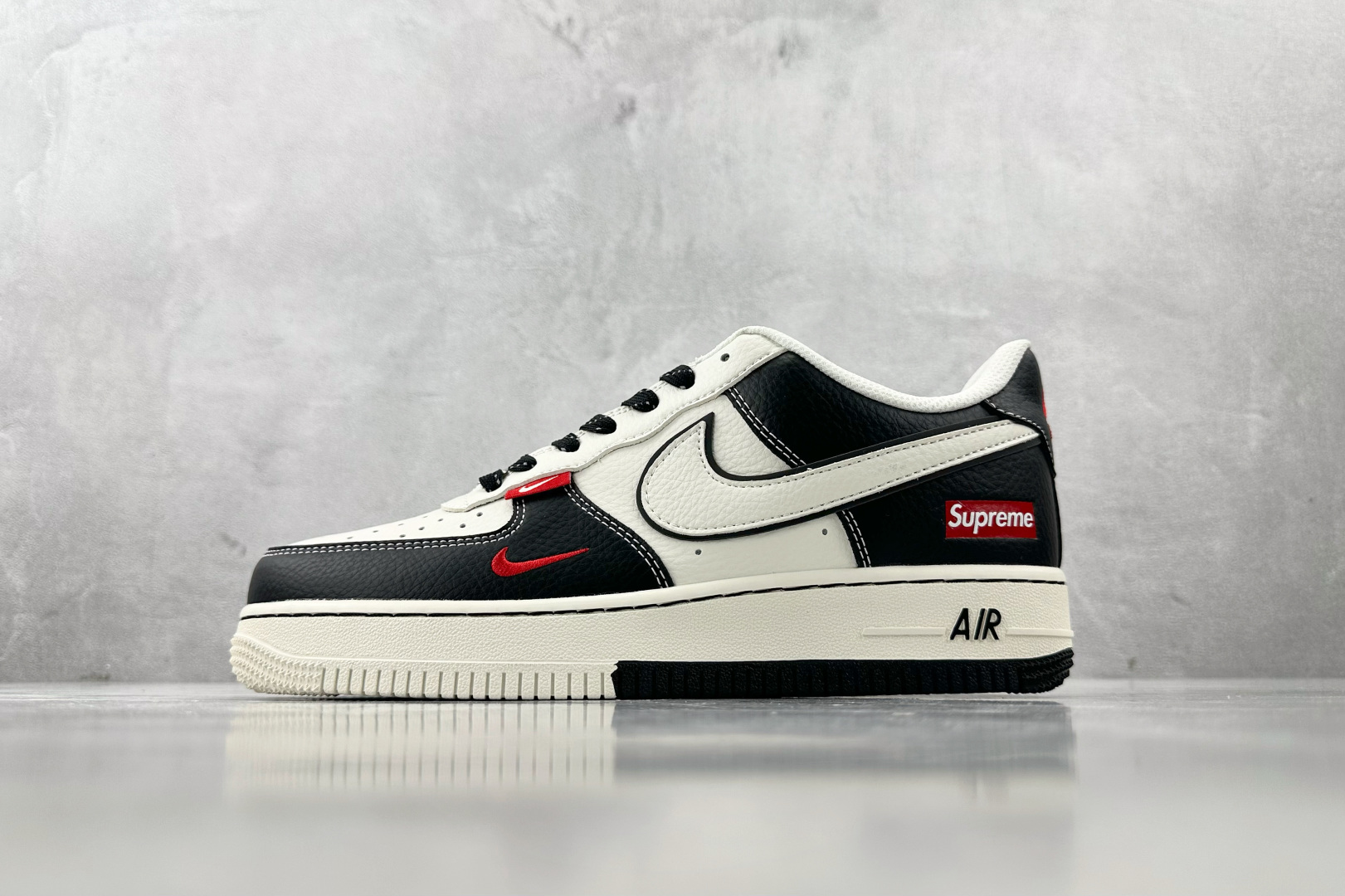 XC 
Nike Air Force 1'07  Supreme 联名 黑白

货号：CS5288 00