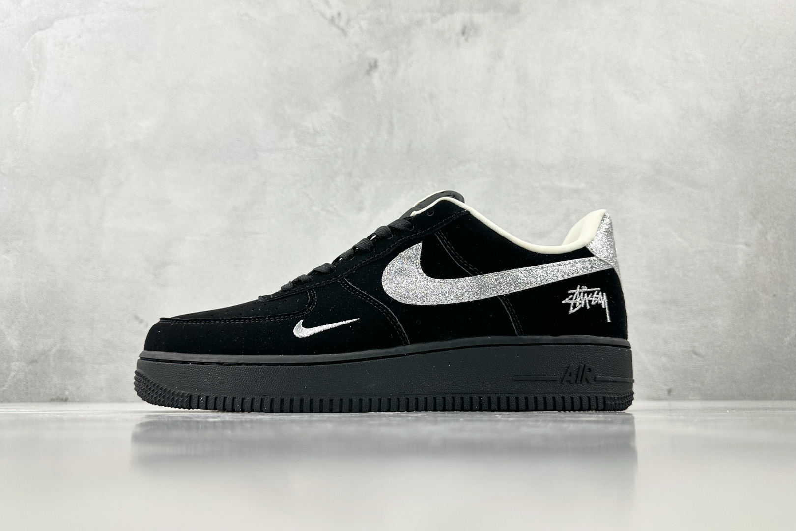 XC 
Nike Air Force 1'07  斯图西 联名 黑色

货号：DF0188 043
尺码