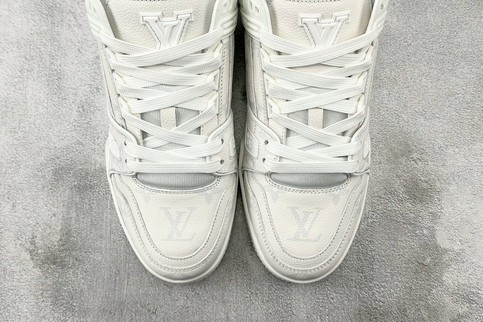 380 LOUIS VUITTON 白色  1AHDN4