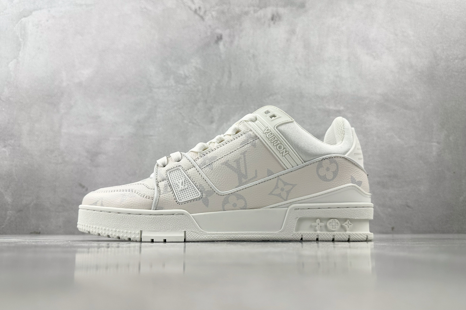 380 LOUIS VUITTON 白色  1AHDN4