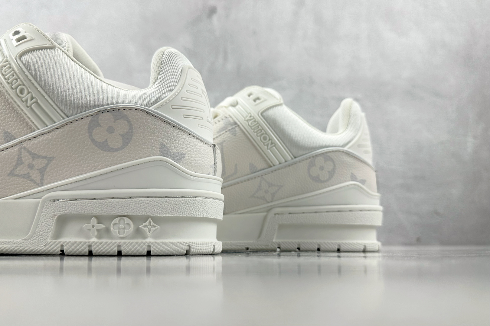 380 LOUIS VUITTON 白色  1AHDN4