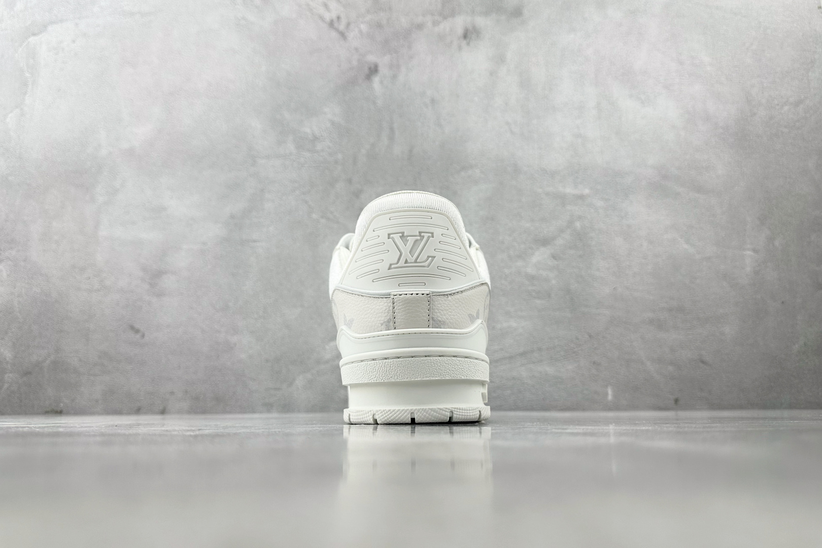 380 LOUIS VUITTON 白色  1AHDN4