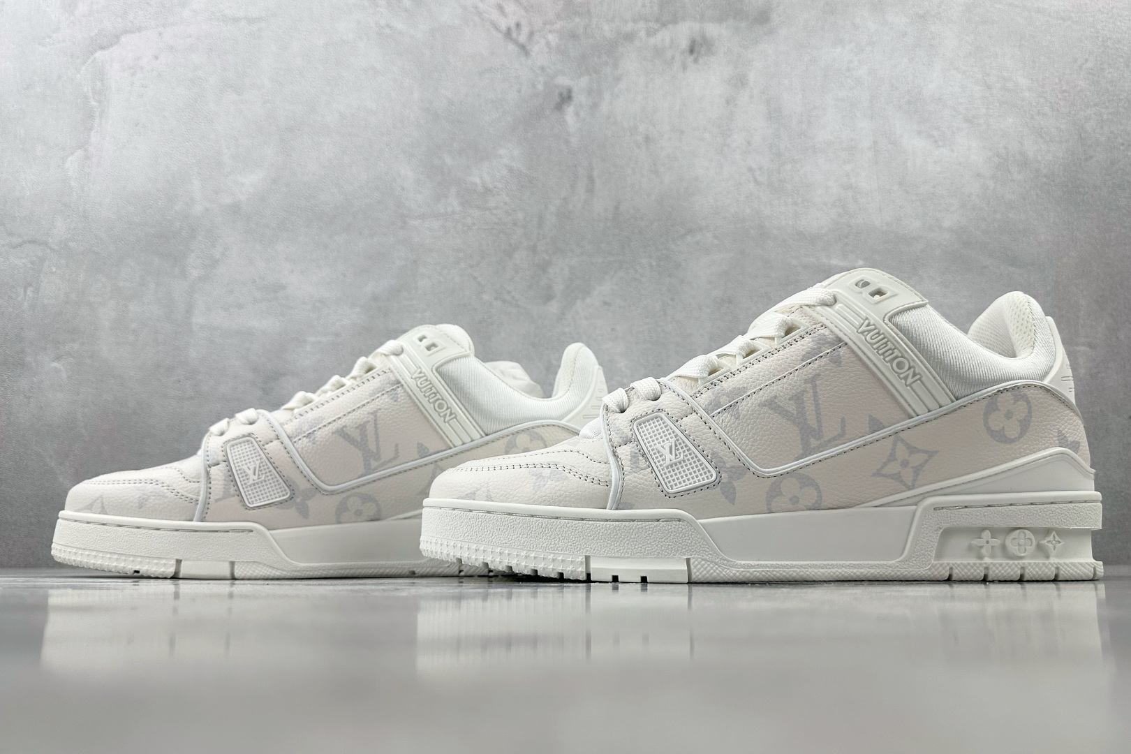 380 LOUIS VUITTON 白色  1AHDN4