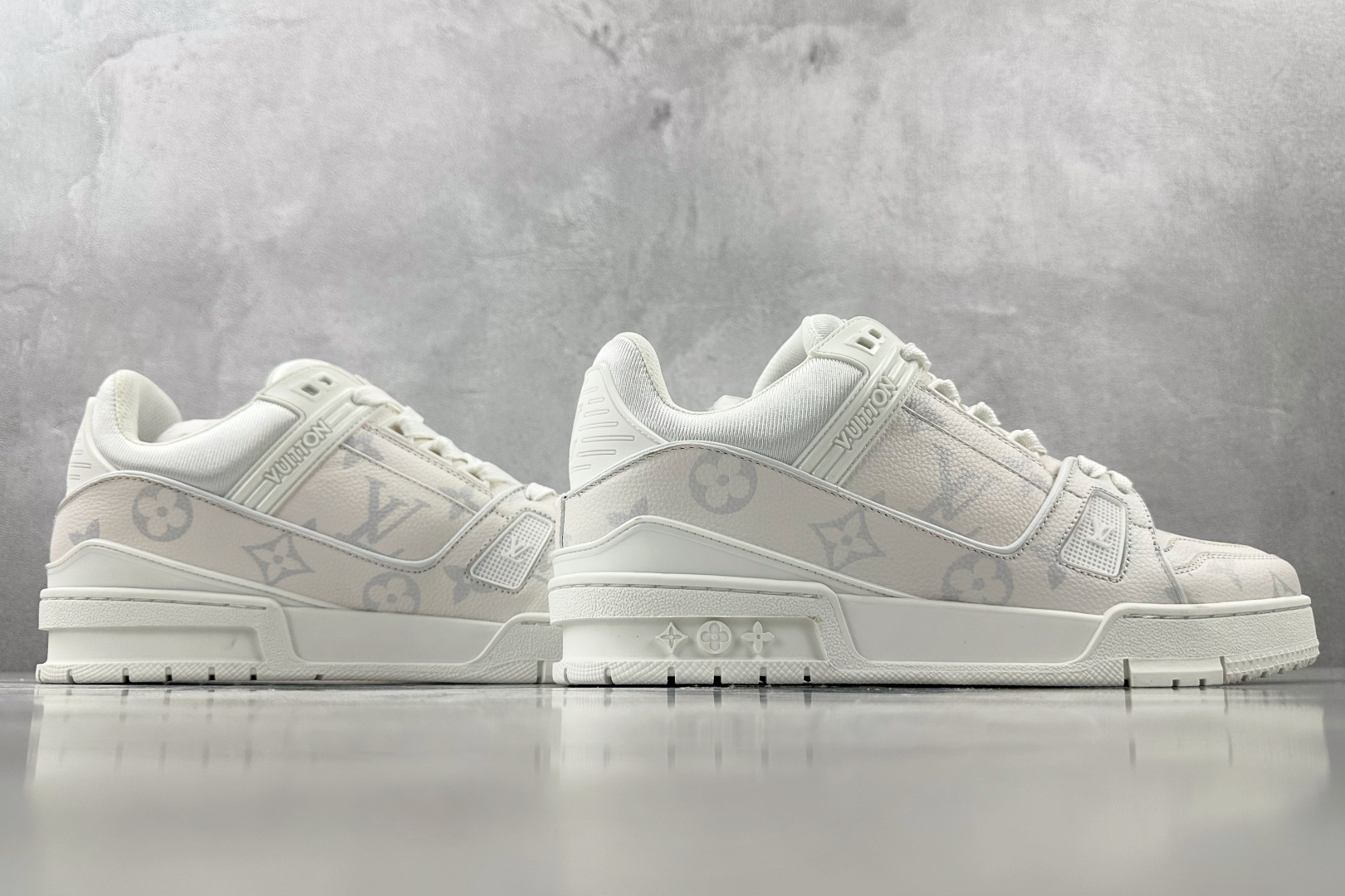 380 LOUIS VUITTON 白色  1AHDN4