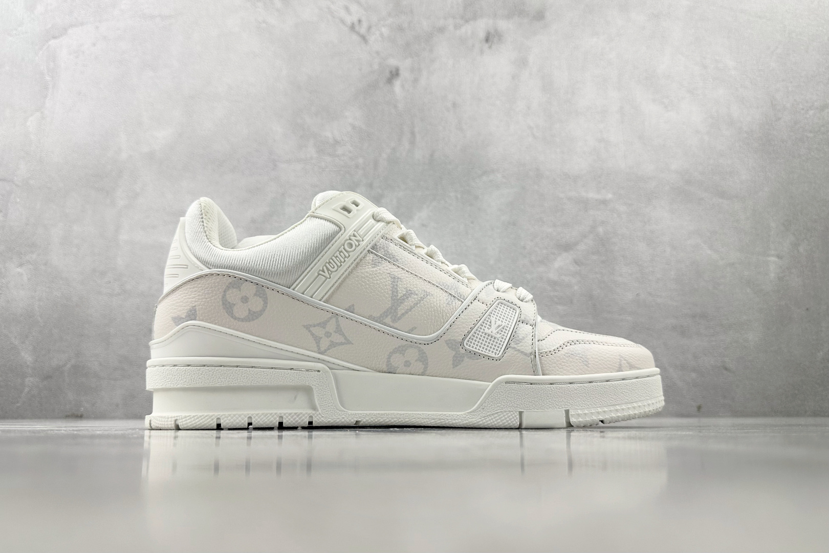 380 LOUIS VUITTON 白色  1AHDN4