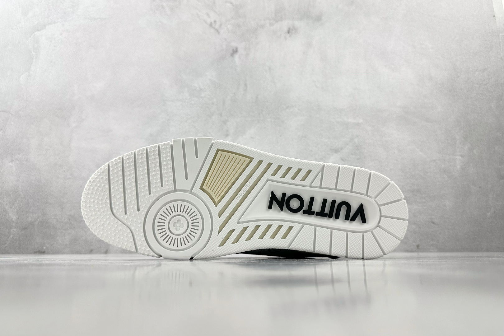 380 村上隆/Takashi Murakami × LOUIS VUITTON Trainer 白色  1AHEKG