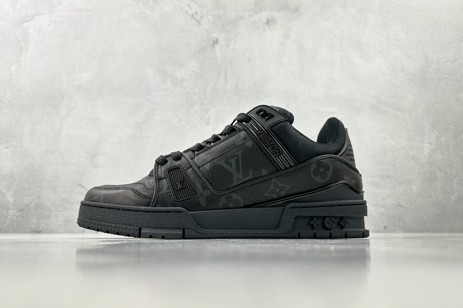 380 LOUIS VUITTON Trainer 2025 黑色  1AHDBE