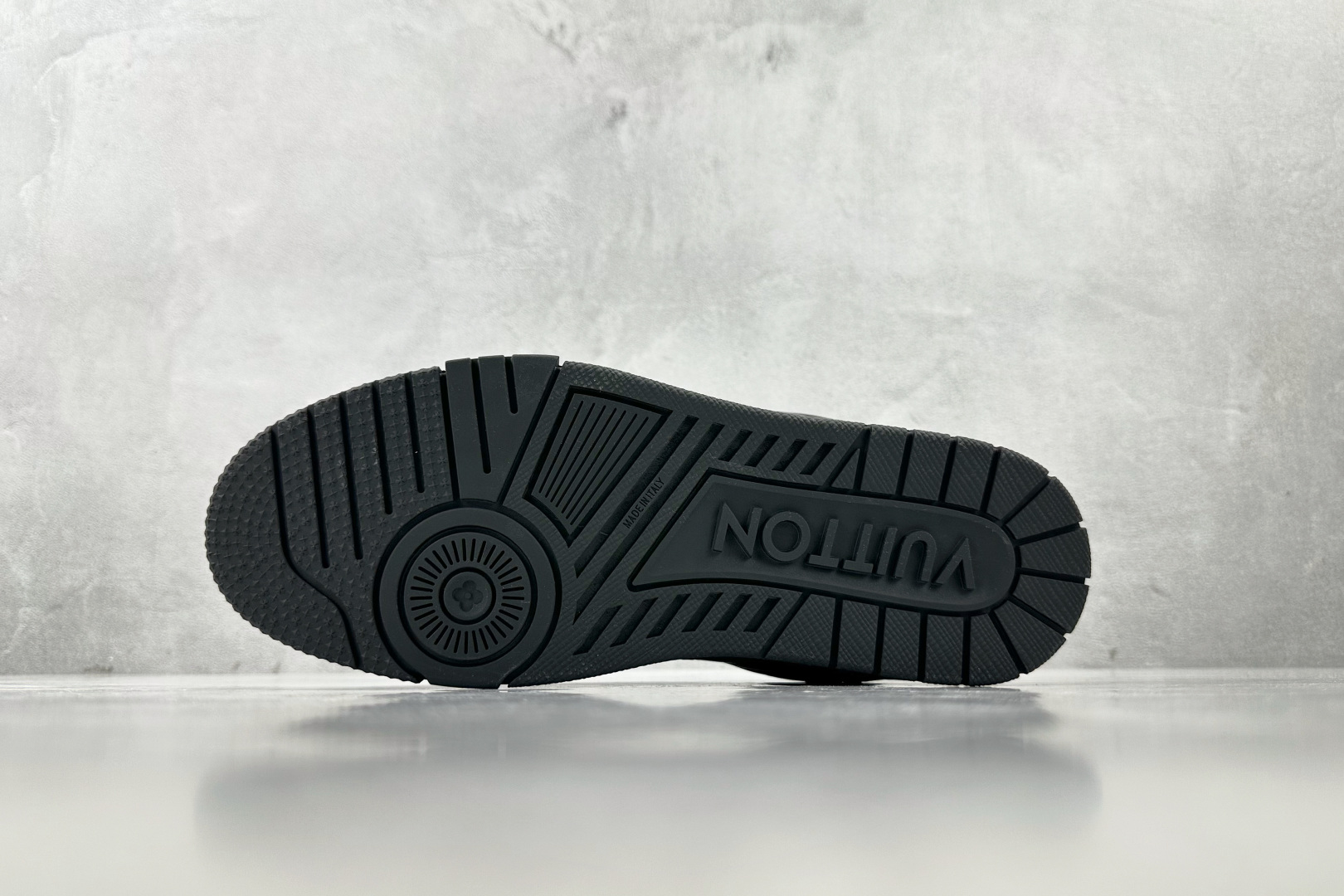 380 LOUIS VUITTON Trainer 2025 黑色  1AHDBE