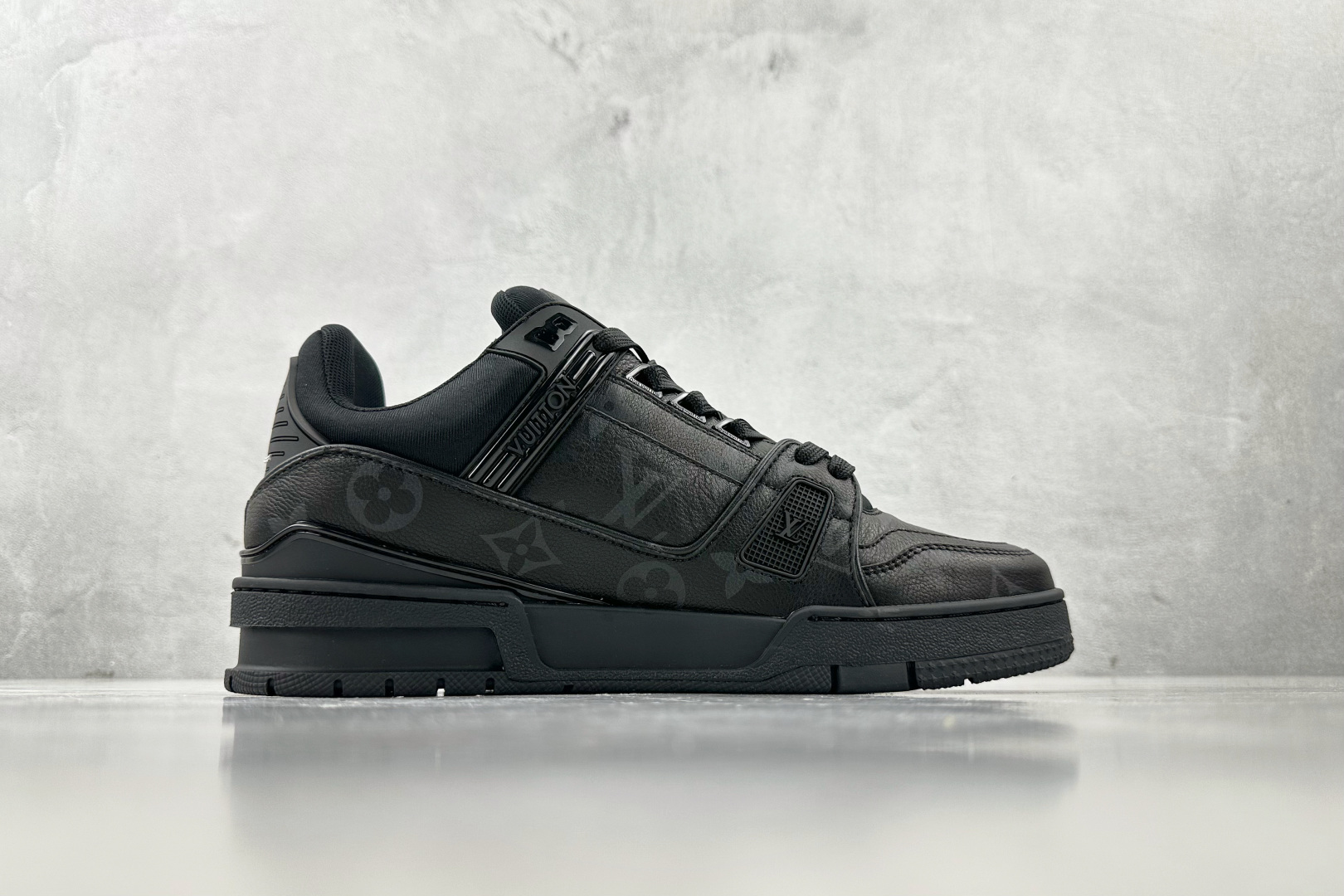 380 LOUIS VUITTON Trainer 2025 黑色  1AHDBE