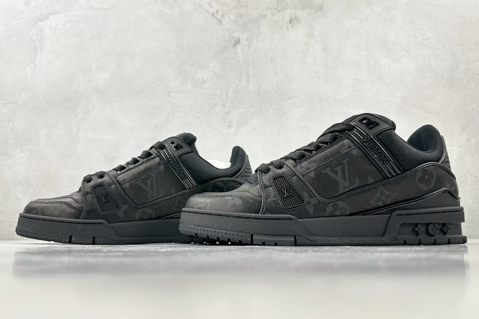 380 LOUIS VUITTON Trainer 2025 黑色  1AHDBE