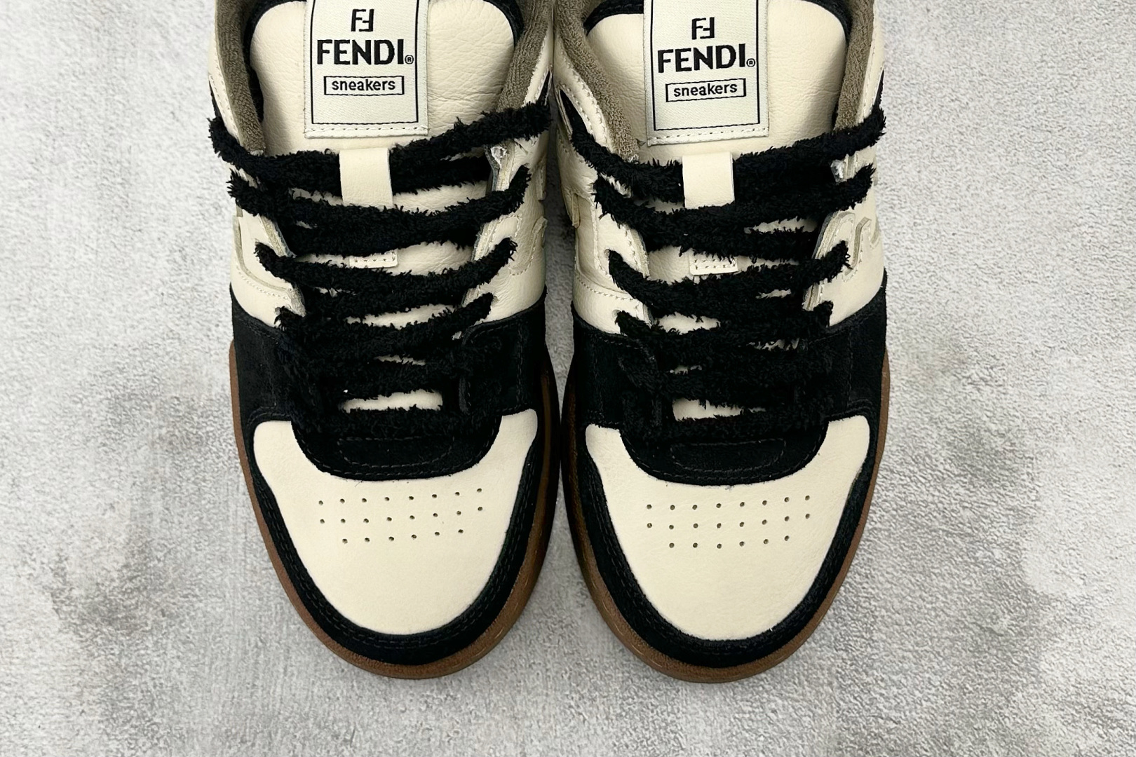 LJ渠道 
FENDI芬迪 Match 黑白

货号：7E1493AHH2F1FZB
尺码：36 36.