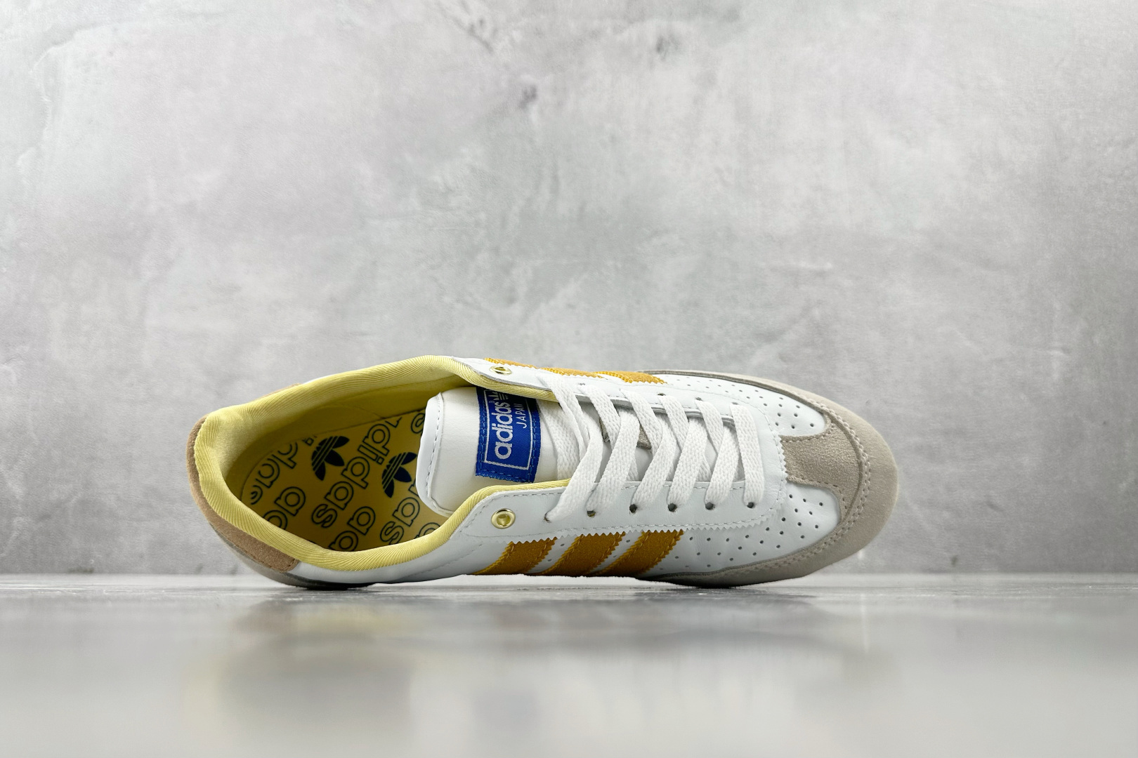R 版 
出口订单  adidas Japan米黄色

货号：IG2011
尺码：35.5 36 36.