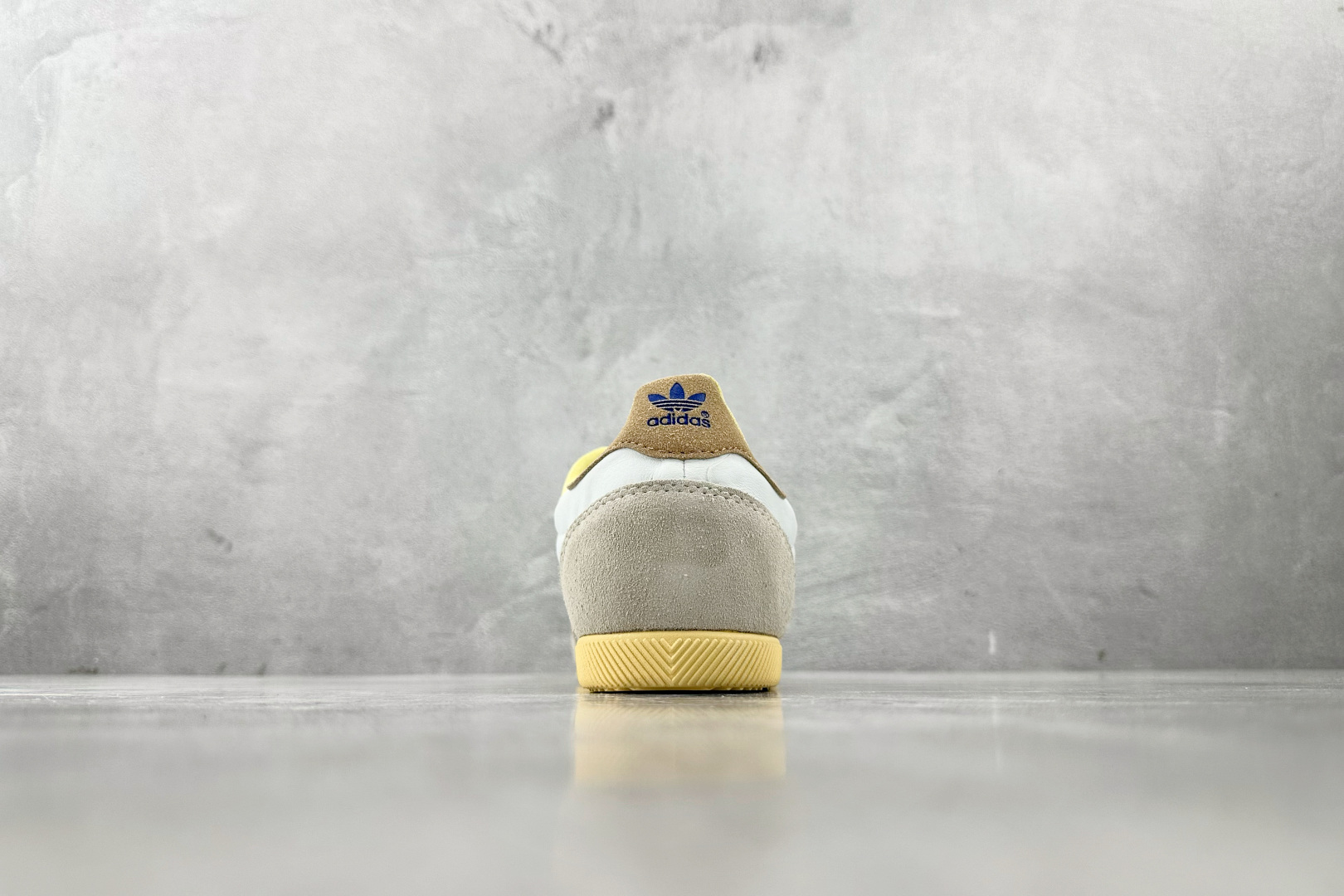 R 版 
出口订单  adidas Japan米黄色

货号：IG2011
尺码：35.5 36 36.