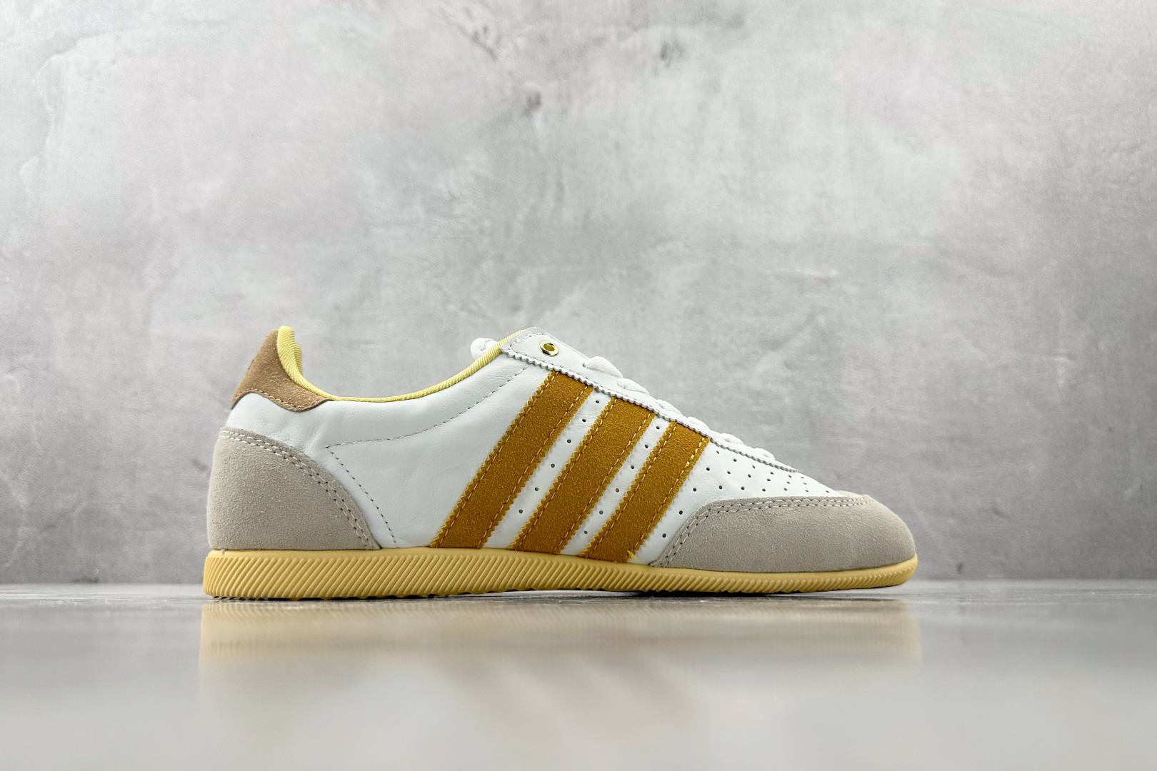 R 版 
出口订单  adidas Japan米黄色

货号：IG2011
尺码：35.5 36 36.