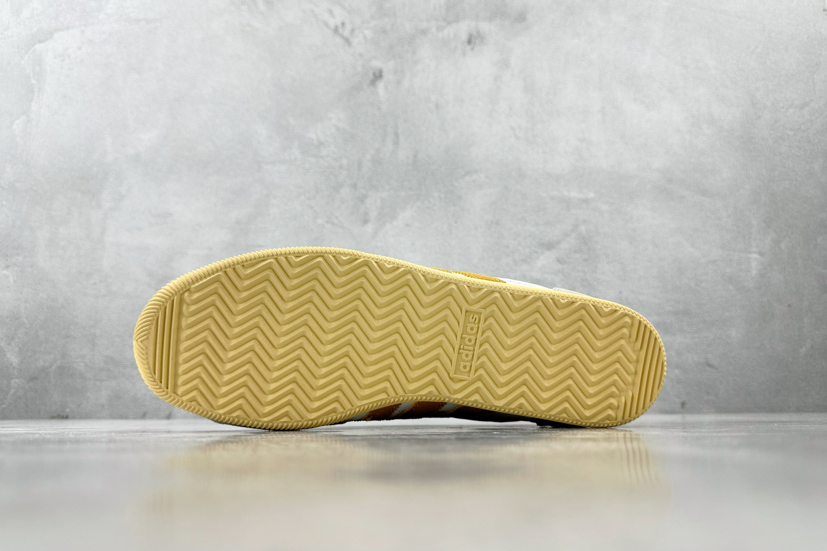 R 版 
出口订单  adidas Japan米黄色

货号：IG2011
尺码：35.5 36 36.