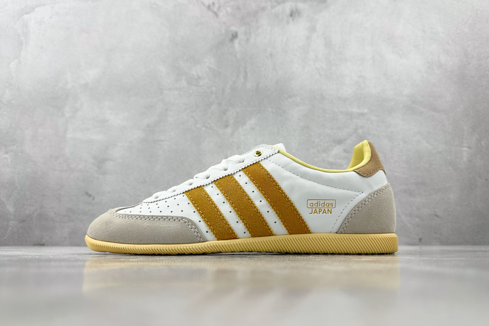 R 版 
出口订单  adidas Japan米黄色

货号：IG2011
尺码：35.5 36 36.