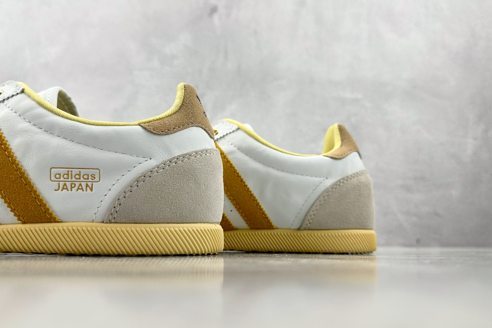 R 版 
出口订单  adidas Japan米黄色

货号：IG2011
尺码：35.5 36 36.