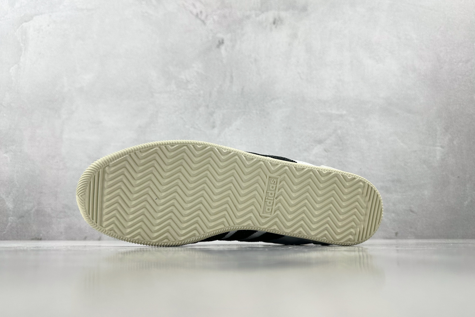 R 版 
出口订单  adidas originals JAPAN  W 黑白色

货号：IH5489
