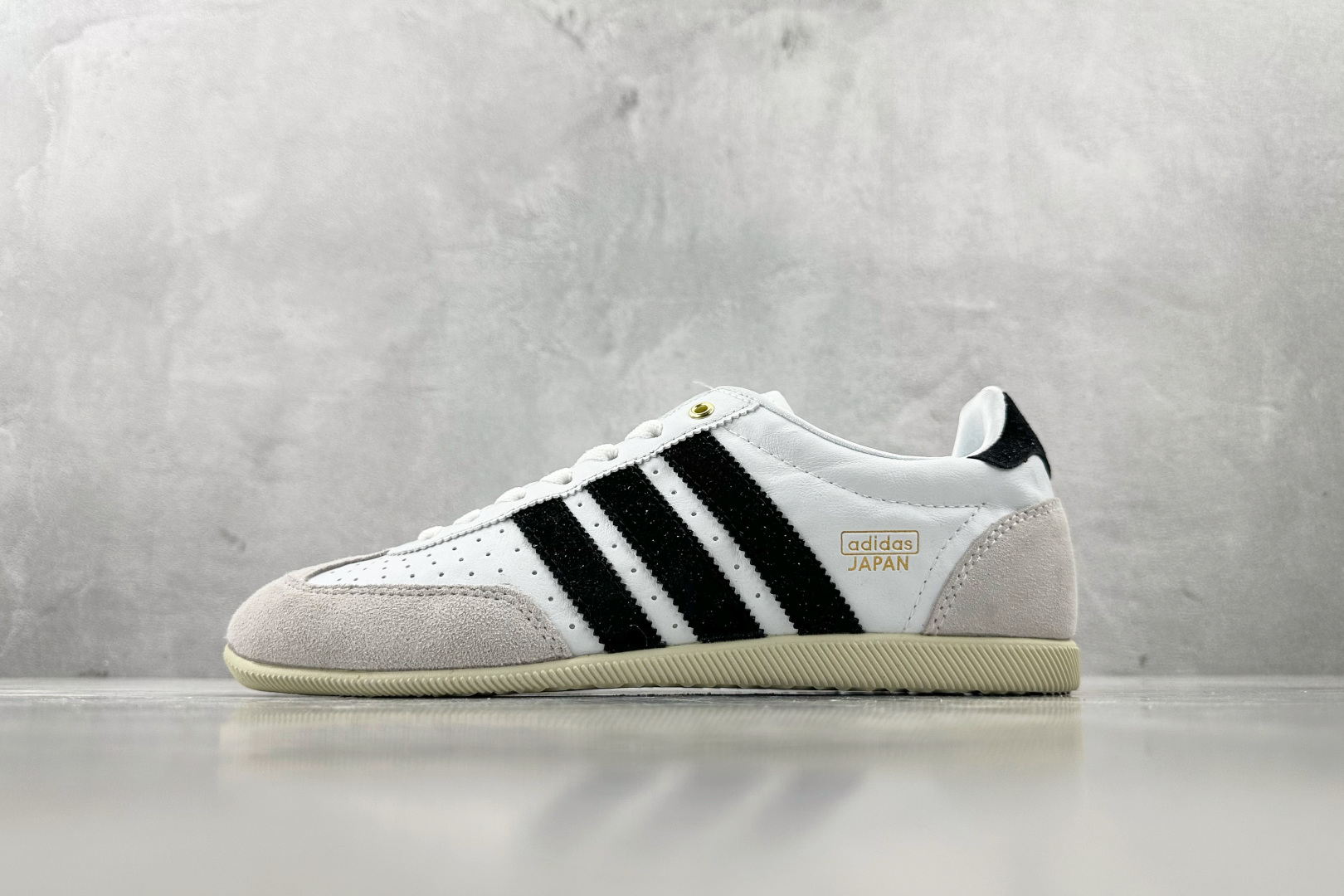 R 版 
出口订单  adidas originals JAPAN  W 黑白色

货号：IH5489
