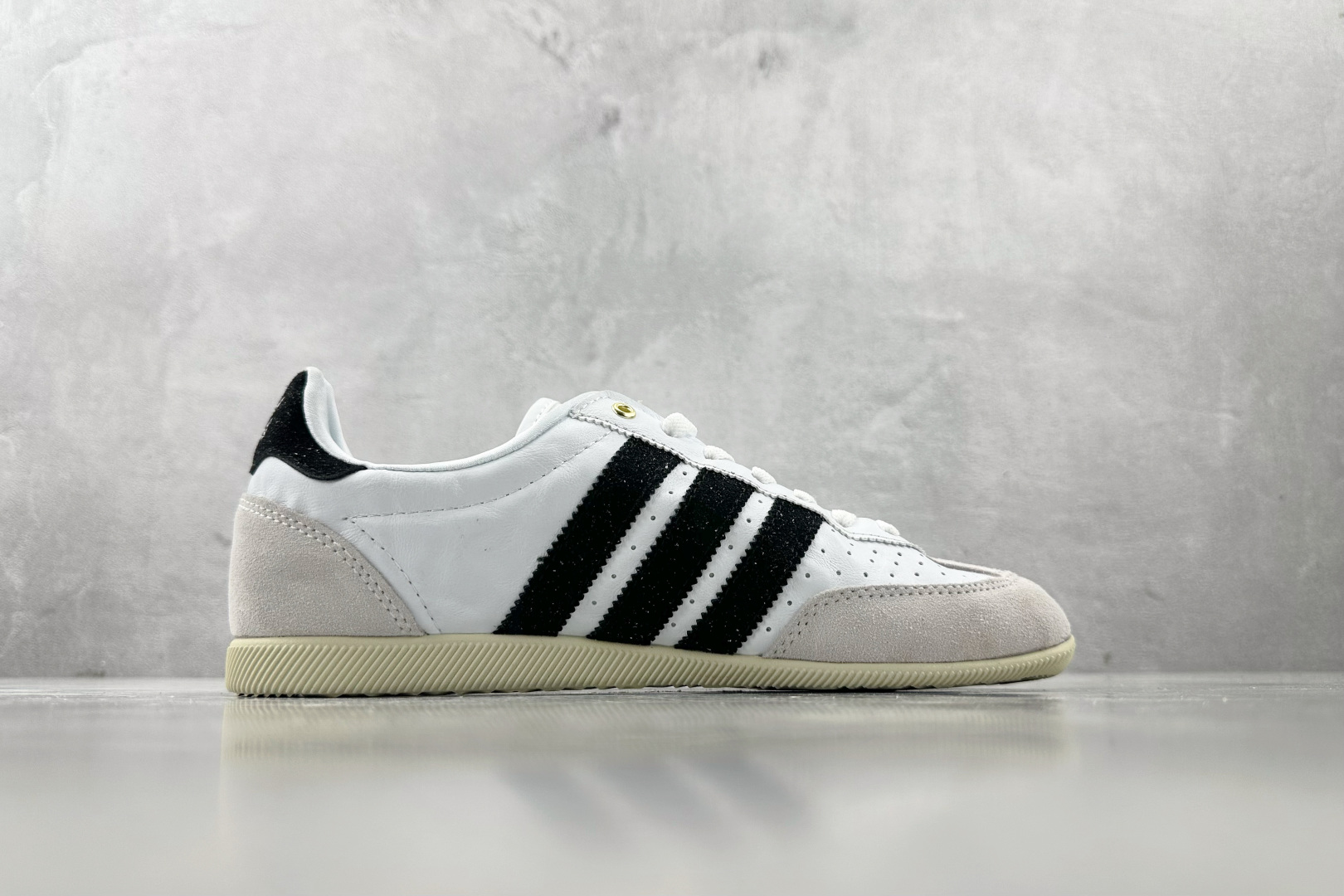 R 版 
出口订单  adidas originals JAPAN  W 黑白色

货号：IH5489
