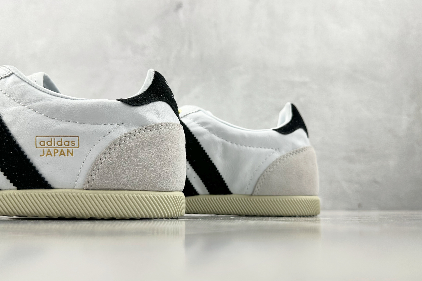 R 版 
出口订单  adidas originals JAPAN  W 黑白色

货号：IH5489

