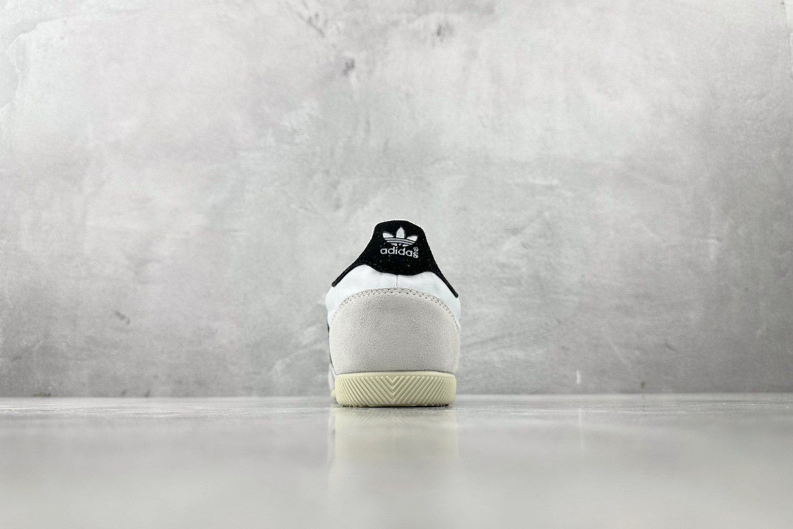 R 版 
出口订单  adidas originals JAPAN  W 黑白色

货号：IH5489
