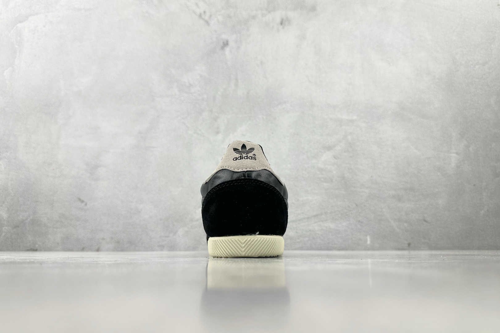 R 版 
出口订单  adidas originals JAPAN 黑色

货号：IH5490
尺码：3