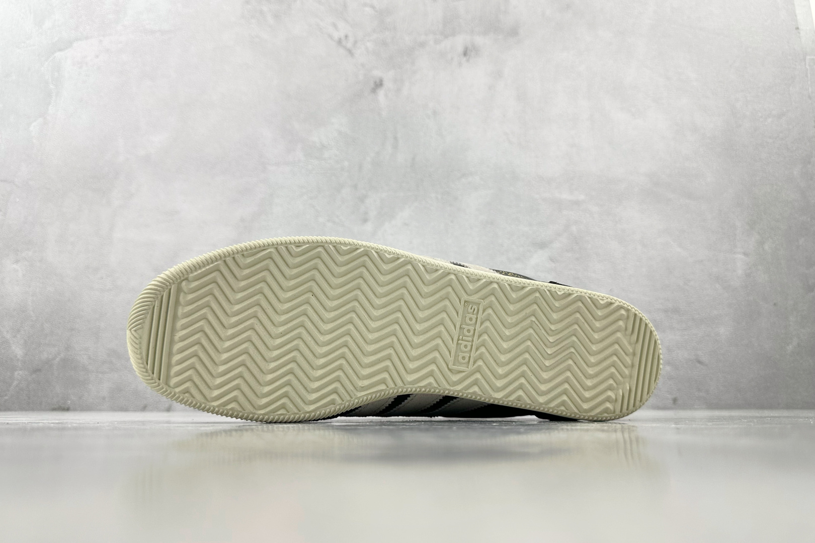 R 版 
出口订单  adidas originals JAPAN 黑色

货号：IH5490
尺码：3