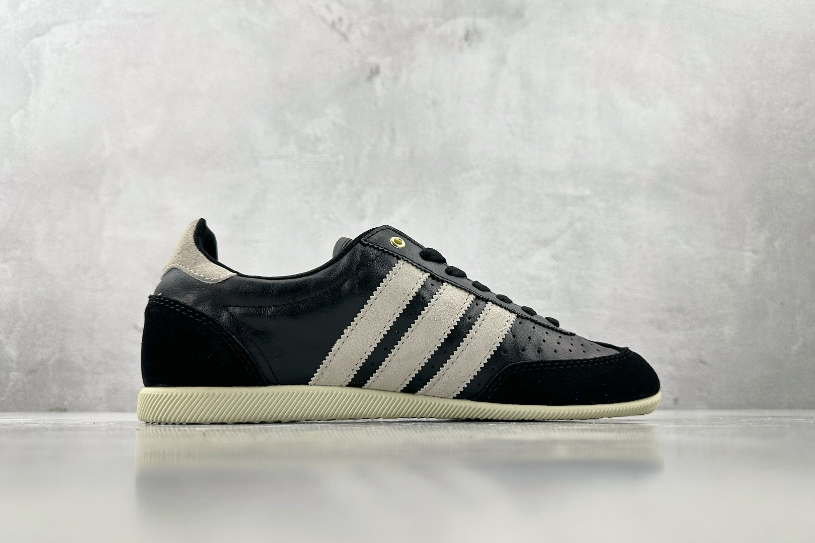 R 版 
出口订单  adidas originals JAPAN 黑色

货号：IH5490
尺码：3
