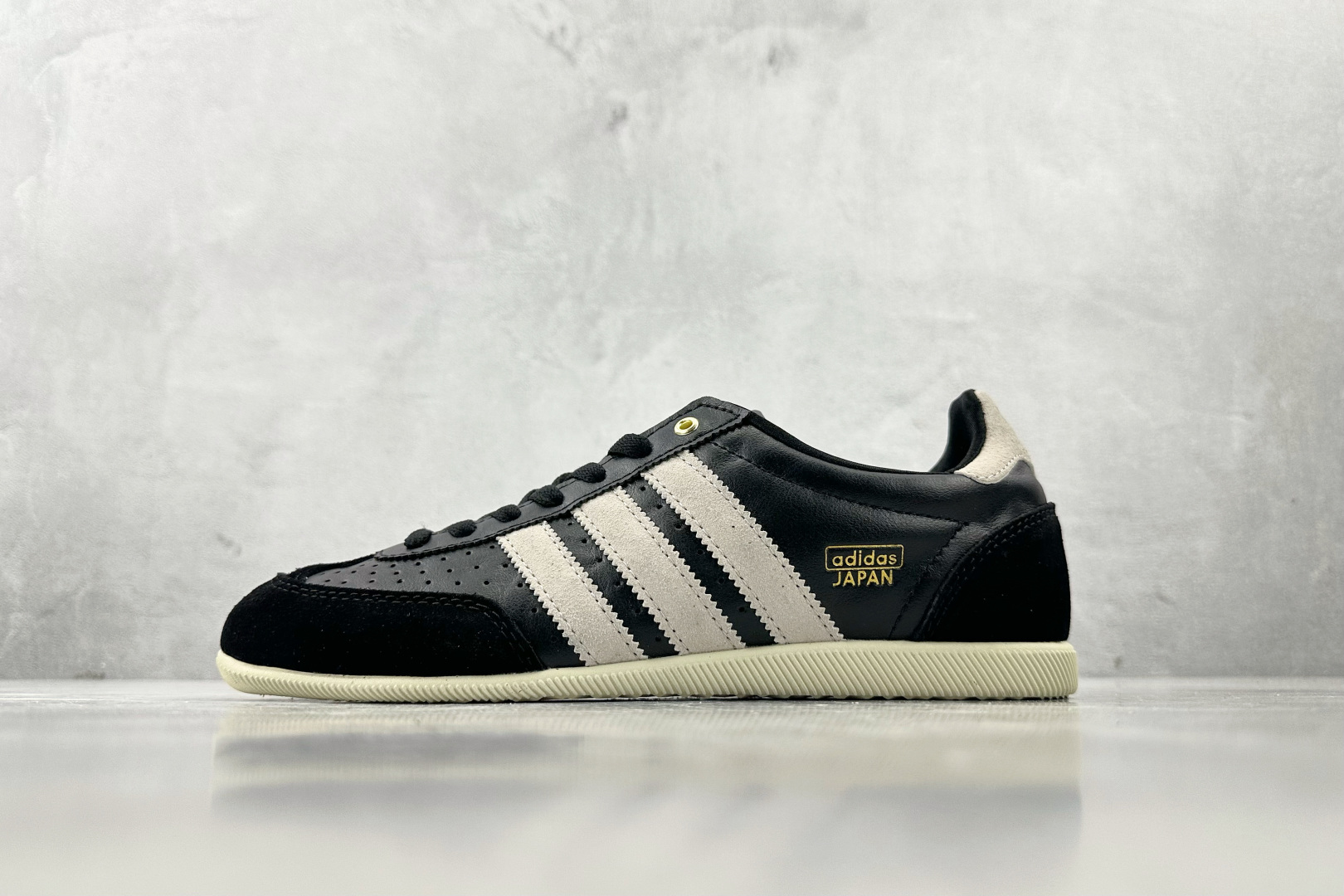 R 版 
出口订单  adidas originals JAPAN 黑色

货号：IH5490
尺码：3
